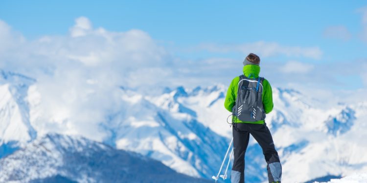Ski vert sur fond blanc