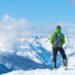 Ski vert sur fond blanc
