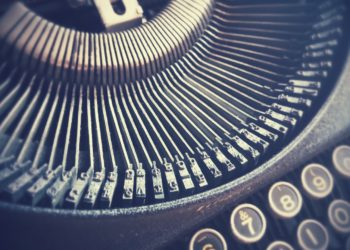 L’assistant(e) aux mille et un clichés