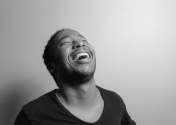 Pourquoi le rire devrait-il faire partie de votre journée de travail ?