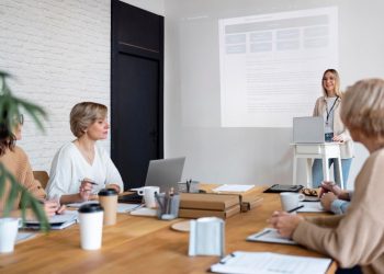 Formation assistant(e) : présentiel ou e-learning, que choisir en 2025 ?