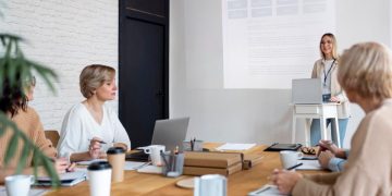 Formation assistant(e) : présentiel ou e-learning, que choisir en 2025 ?